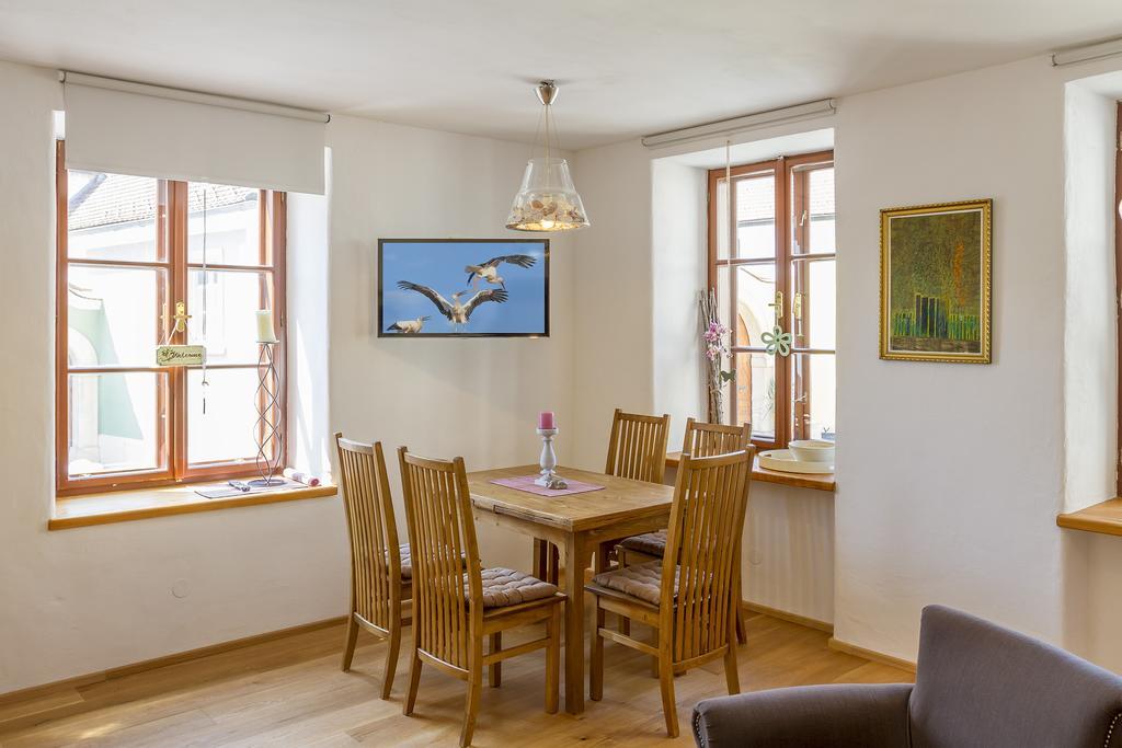 Unser Rosa Haus Fuer Sie Rust Værelse billede